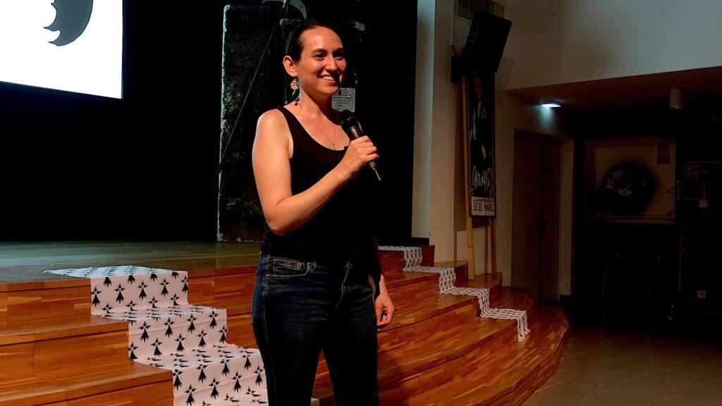 La réalisatrice californienne Sarah Marquelle Kruger présentant Pour l'Amour de la Danse, Prix du Meilleur Documentaire International 2022 au Festival de Bretagne à Locronan.