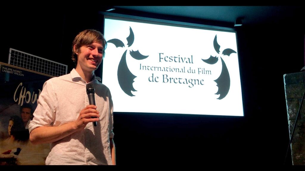 Le réalisateur allemand Clemens Helmchen présentant JOYEUX ANNIVERSAIRE MARISE !, Prix de la Meilleure Idée Originale d'Europe 2022 au Festival de Bretagne à Locronan.
