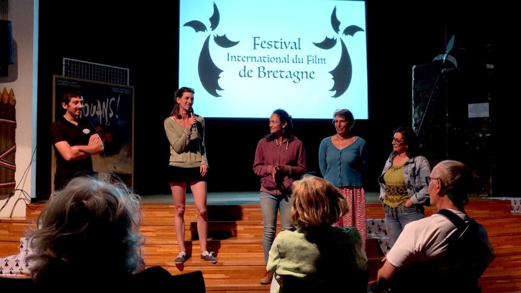 Les réalisateurs Corinne Wüthrich et Xavier Jounieau, et les maraîchères Lia Cochin, Raymonde Pineau et Mado Masson, présentant Les rangs d'oignons, Sélection Officielle 2022 du Festival de Bretagne à Locronan.