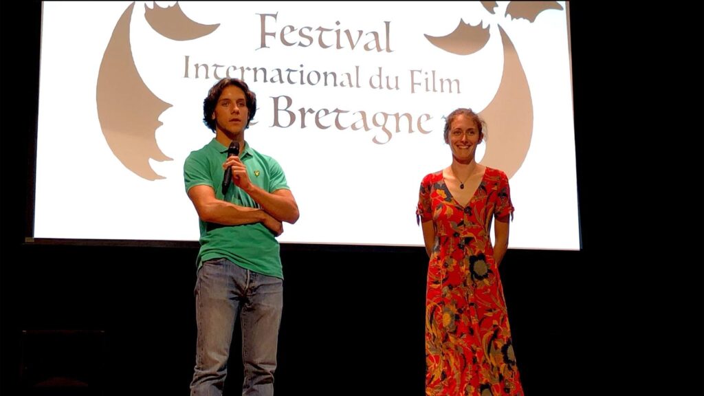 La réalisatrice et l'acteur Marine Gautier et Aubin, présentant 12 jours ensemble, Prix du Meilleur Documentaire de Bretagne 2022 au Festival de Bretagne à Locronan.