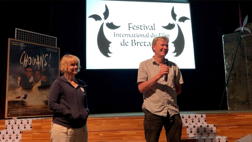 Le réalisateur britannique Nick Lazar, et son épouse Anne présentant L'Offre, Sélection Officielle 2022 du Festival de Bretagne à Locronan.