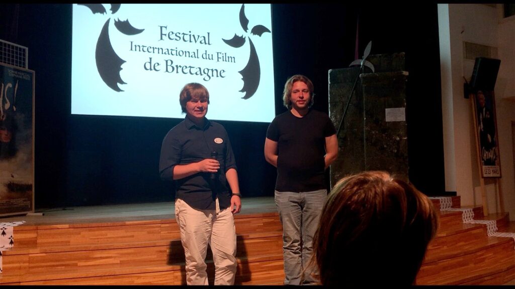 Les réalisateur et producteur russes Roman Olkhovka et Nikita Yefimov présentant Rêve-moi, Prix du Meilleur Film d'Europe 2022 au Festival de Bretagne à Locronan.