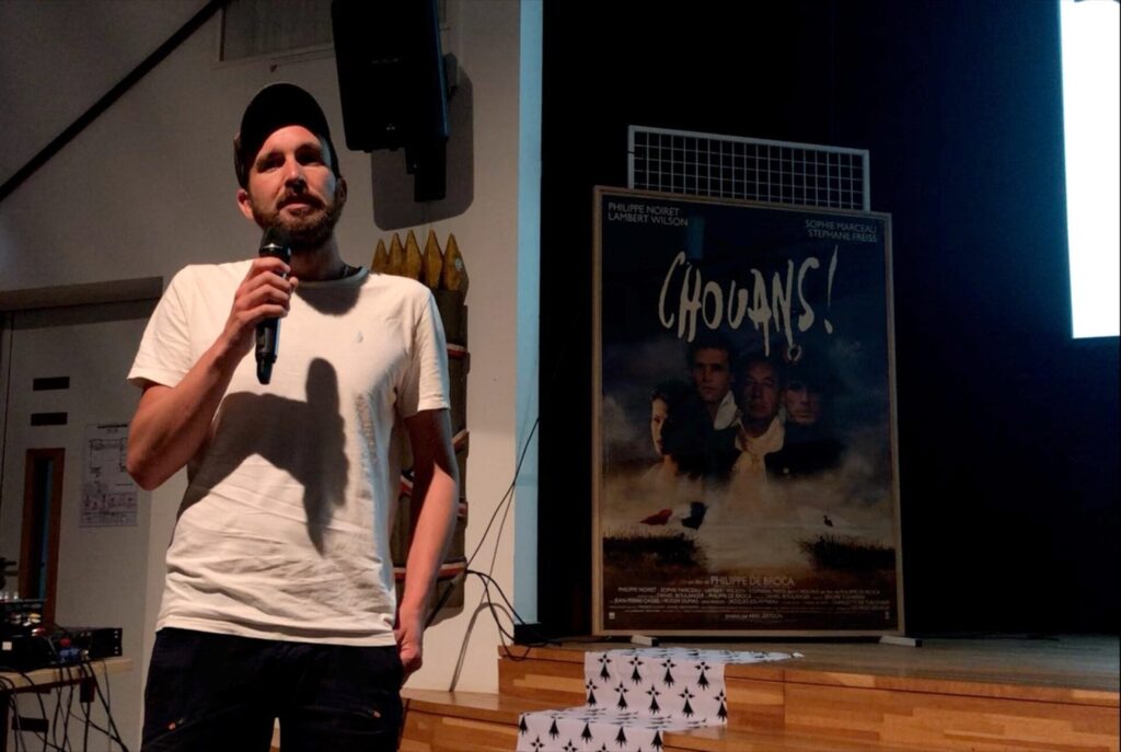 Le réalisateur Thomas Bour présentant L'appel de l'Arctique Sélection Officielle 2022 du Festival de Bretagne à Locronan.