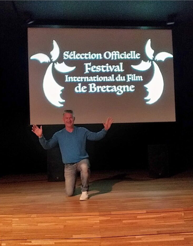 Le réalisateur britannique Vortre Williams présentant Un jour à la fois, Prix du Meilleur Film de Fiction d'Europe 2022 au Festival de Bretagne à Locronan.