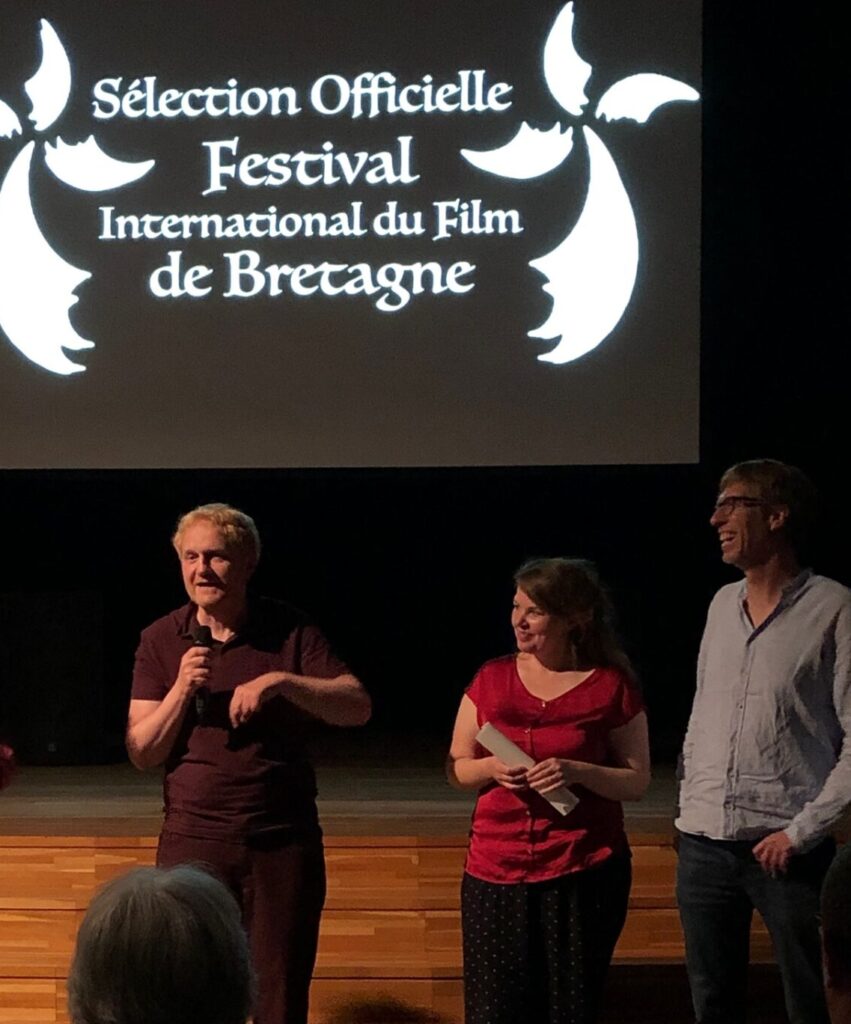 La scénariste allemande Elena Jansen, les réalisateurs Holger Borggrefe et Stefan Hering présentant Deux est un nombre magique, Prix du Meilleur Scénario d'Europe 2022 au Festival de Bretagne à Locronan.
