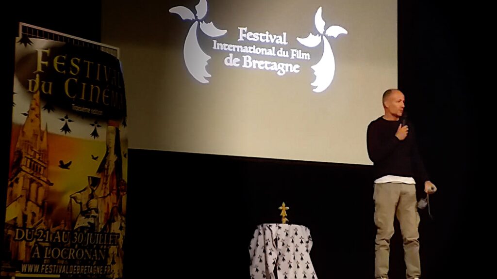 Le réalisateur italien Guido Galante présentant Le Dépotoir - La dignité des invisibles, Prix du Meilleur Documentaire d'Europe 2023 au Festival de Bretagne à Locronan.