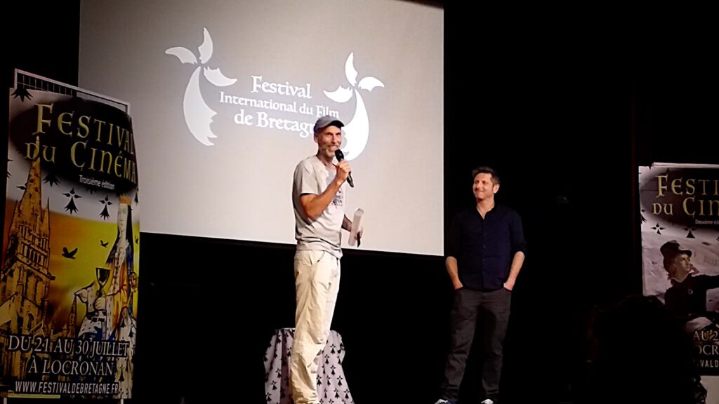 Le réalisateur Jean-Marie Villeneuve recevant Le Prix des Cinéastes 2023 du président du Jury des Cinéastes François Szabowski pour le film La Reproduction au Festival de Bretagne à Locronan.