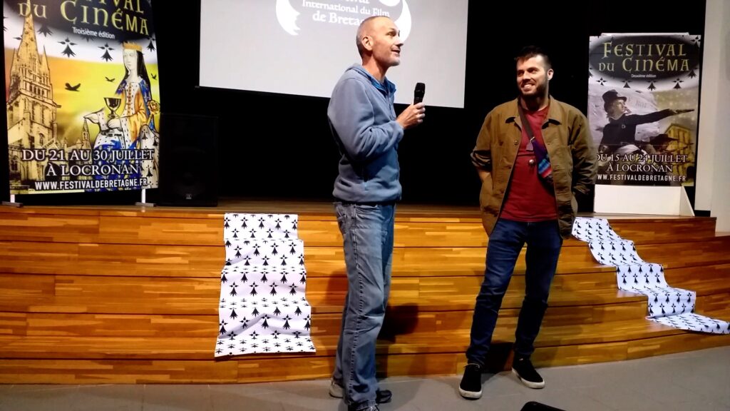 Les réalisateurs Patrick Evesque et Manfred de Fouquières présentant Fragments d'Islande, Prix du Meilleur Montage de France 2023 au Festival de Bretagne à Locronan.