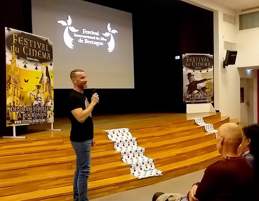 Le réalisateur Raynald Mérienne présentant Motu Haka, Le combat des Îles Marquises, Prix de la Meilleure Idée Originale de France 2023 au Festival de Bretagne à Locronan.