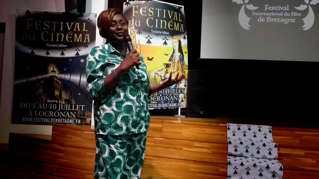 La productrice camerounaise Roseline Fonkwa présentant Père Fotso, Prix du Meilleur Documentaire International 2023 au Festival de Bretagne à Locronan.